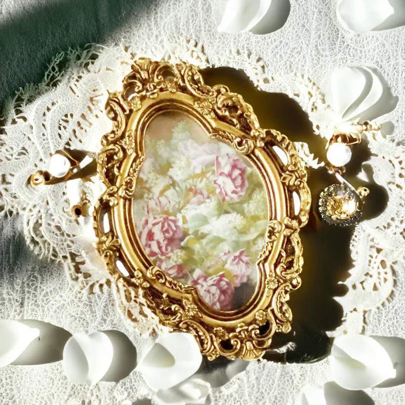 Retro Golden Hollow Engraved Frame Decorative Item. Wedding Photo Frame Decoration Painting Resin Display Stand, 10x15cm Photo