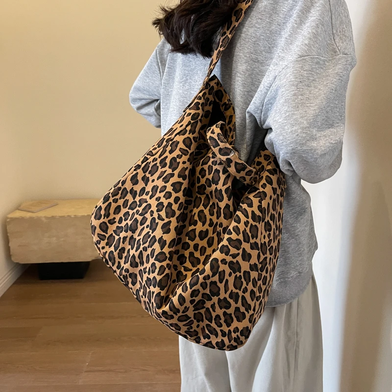 Tiptoegirls Leopard Pattern Canvas Lady Totes Handbag Light Weight Casual Simple Women Bag Commuting Shoulder Soft Fabric Bag