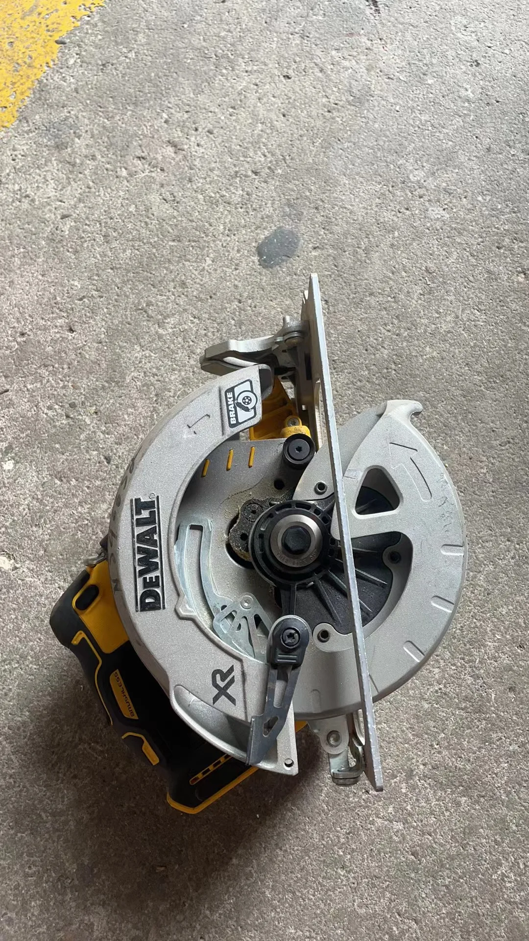 

DeWalt DCS570N 18V XR Brushless 184mm Cordless Circular Saw Body Only Carpentry second-hand