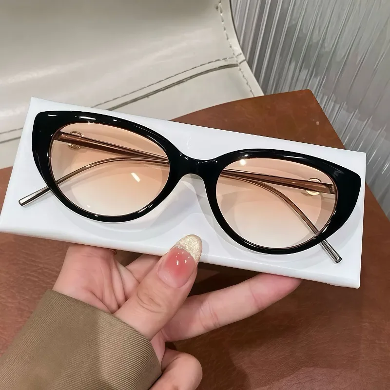 نظارات شمسية كلاسيكية على شكل عين القطة للنساء 2025 إطار معدني للحماية من الأشعة فوق البنفسجية لتنحيف الوجه المربع المستدير