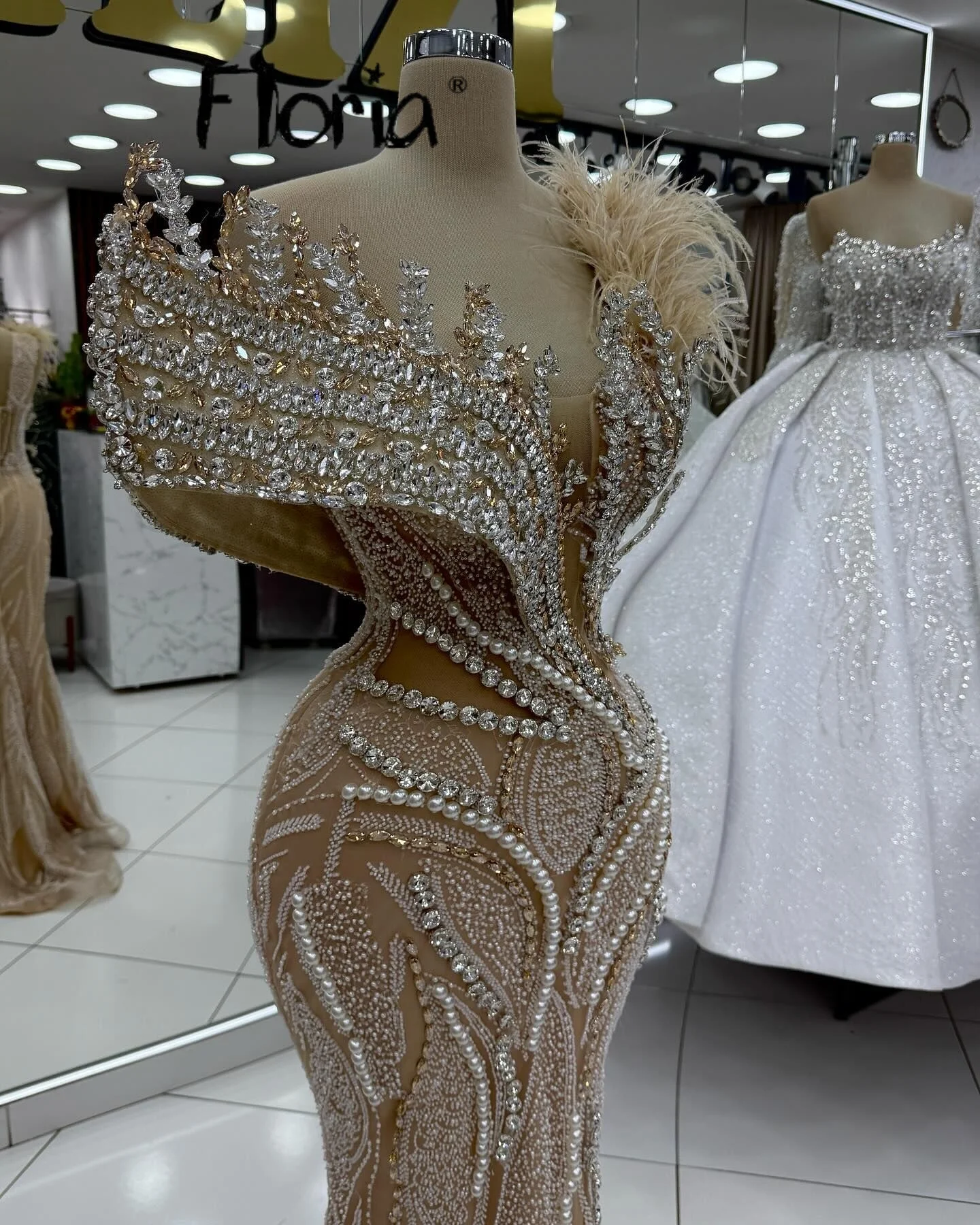 ชุดเดรสยาวประดับขนนก ชุดราตรีหรูหราประดับคริสตัล ชุดเดรสลูกไม้ทรงเมอร์เมดสำหรับงานวันเกิด งานหมั้น สามารถสั่งตัดได้