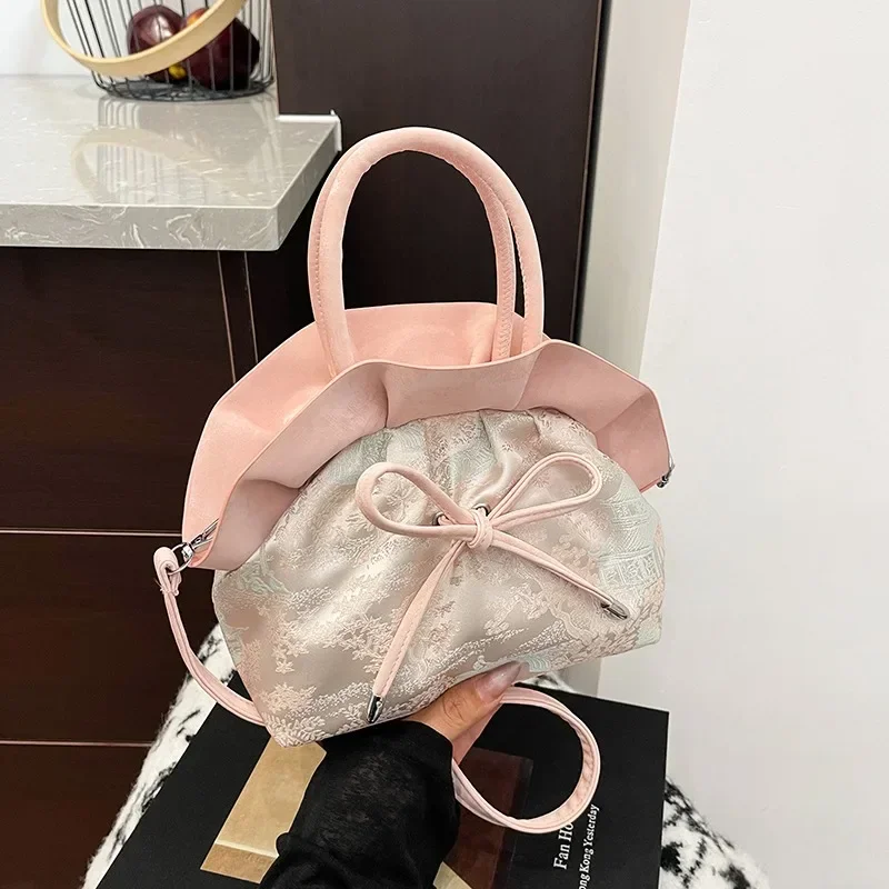 

Новые милые сумки через плечо с вышивкой, Лидер продаж 2025, универсальные женские сумки с бантом, модные женские сумки на плечо в национальном стиле