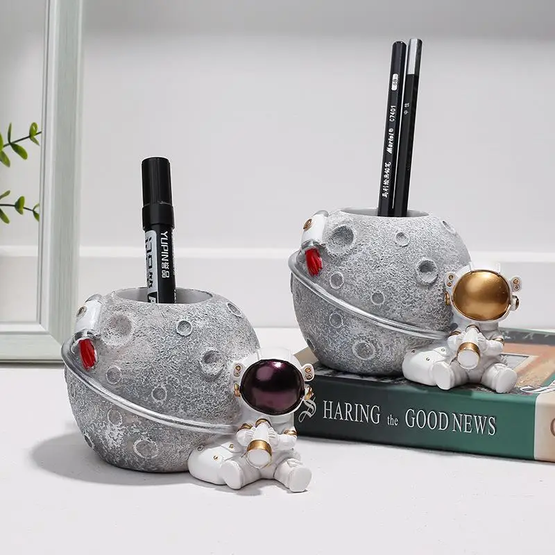 Creative Astronaut Shape Resin Pen Holders Tabletop Stationery Portable Storage Multifunctional Decorative Ornaments