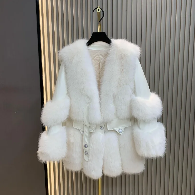 سترة مريحة من فرو الثعلب الصناعي 2025 شتاء جديد متوسط الطول مبطن سميك دافئ الخصر التخسيس بأكمام طويلة معطف فروي للسيدات