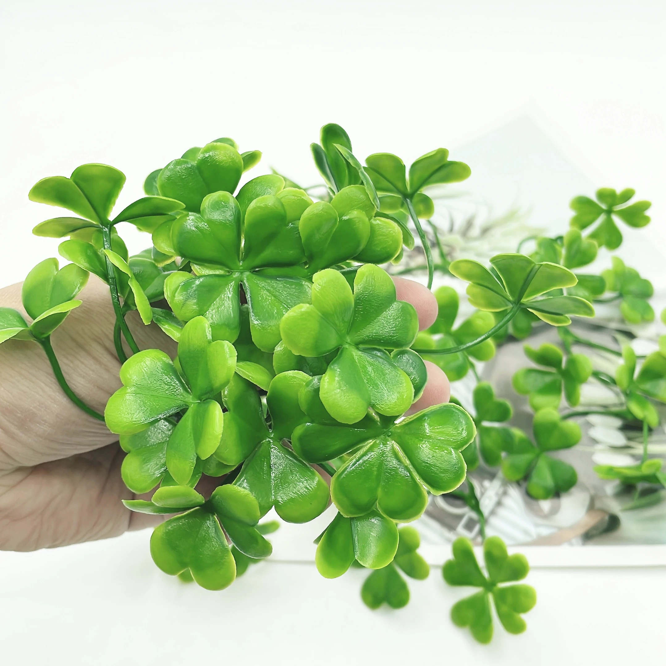 20 Stück künstliche Kleeblatt gefälschte Pflanzen Zweige St. Patrick's Day Blumen für Kranz Dekorationen Handwerk Blumenstrauß DIY Zubehör – Detail 4