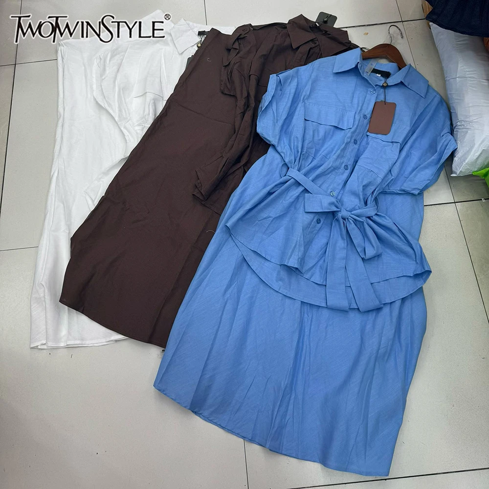 

TWOTWINSTYLE Минималистичный однотонный комплект из двух предметов для женщин: топ с отложным воротником и коротким рукавом, юбка с высокой талией для офиса, новый KSE562145