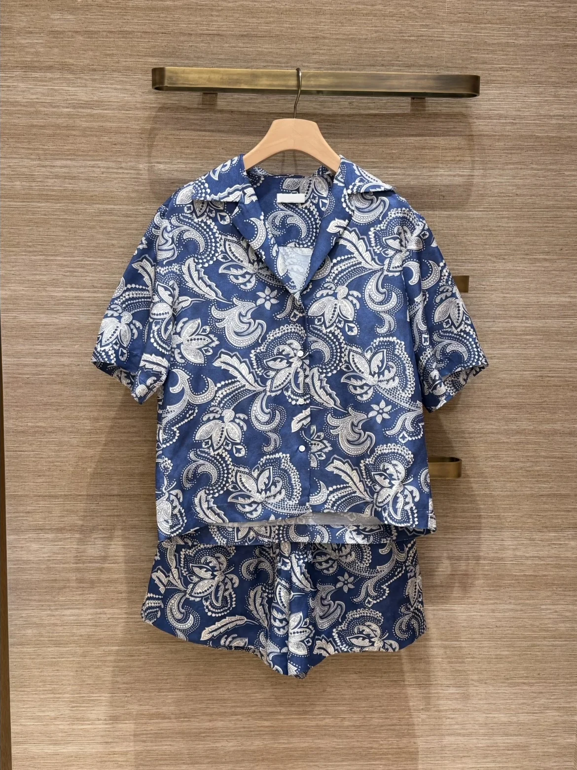 

Костюм женский Heidd: Рубашка с коротким рукавом и шорты с принтом пейсли, коллекция Весна 2026, праздничный стиль, модный комплект из двух предметов