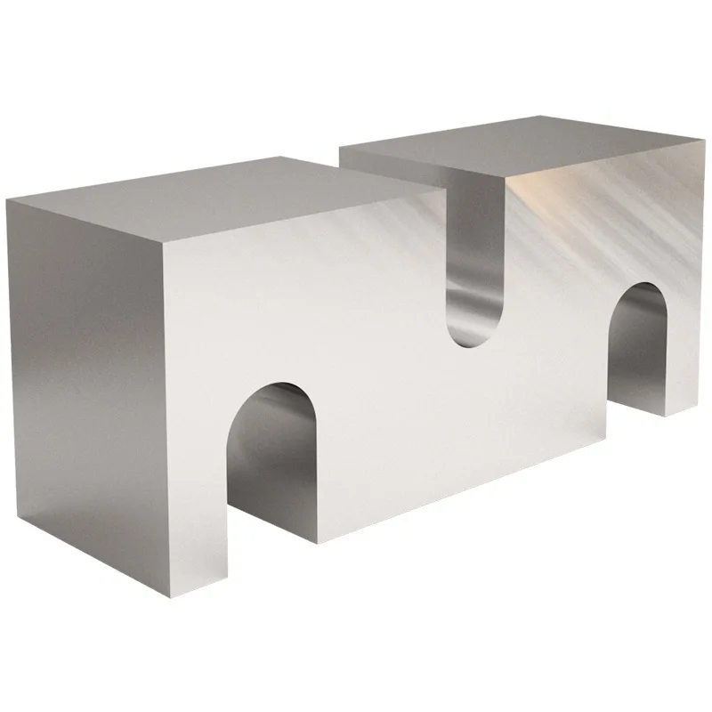 The display stand can be customized as a display table for shoes and bags.