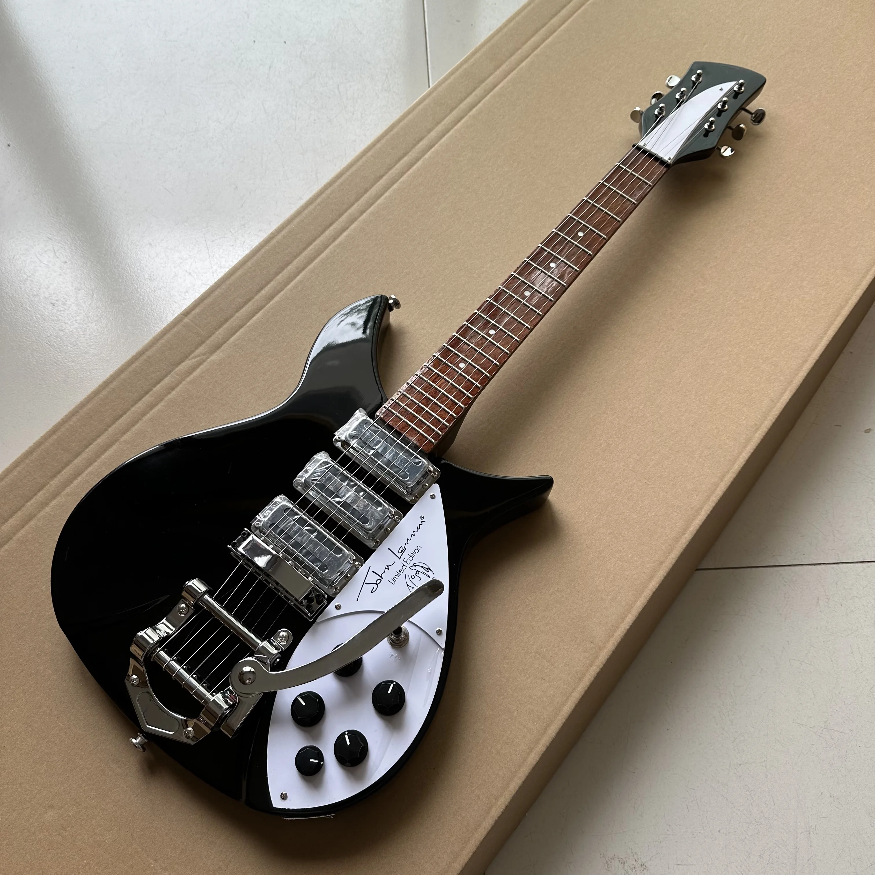 

Электрогитара 325, 3 мини-звукоснимателя-хамбакера, бридж системы тремоло, черный цвет, высококачественная гитара