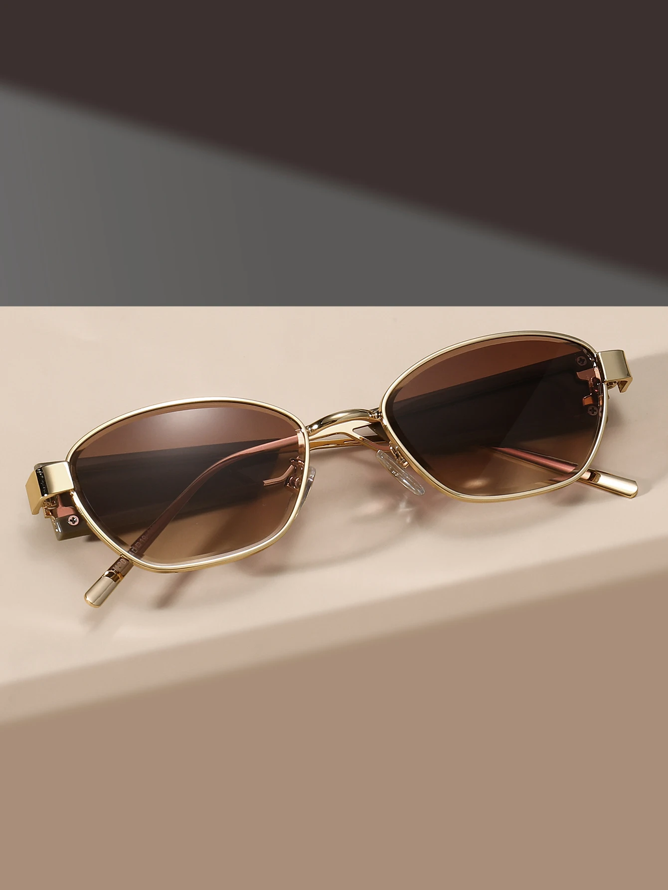 Gafas universales de moda con montura pequeña de estilo europeo Retro para hombres y mujeres, adecuadas para uso diario, fotografía callejera y conducción
