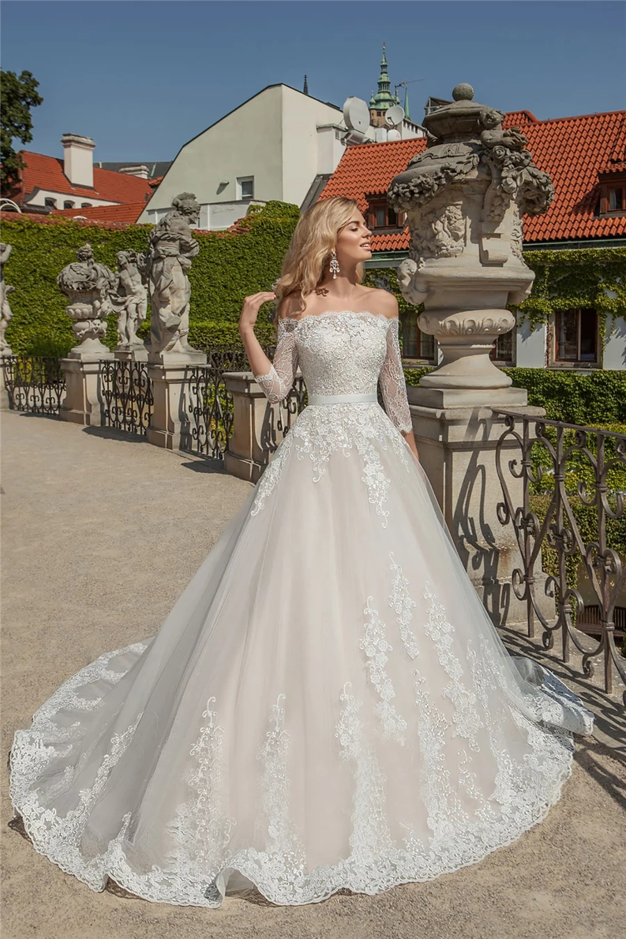 Seven quarter sleeve lace dress, ball dress, wedding dress with trailing wedding belt, wedding button decoration dress