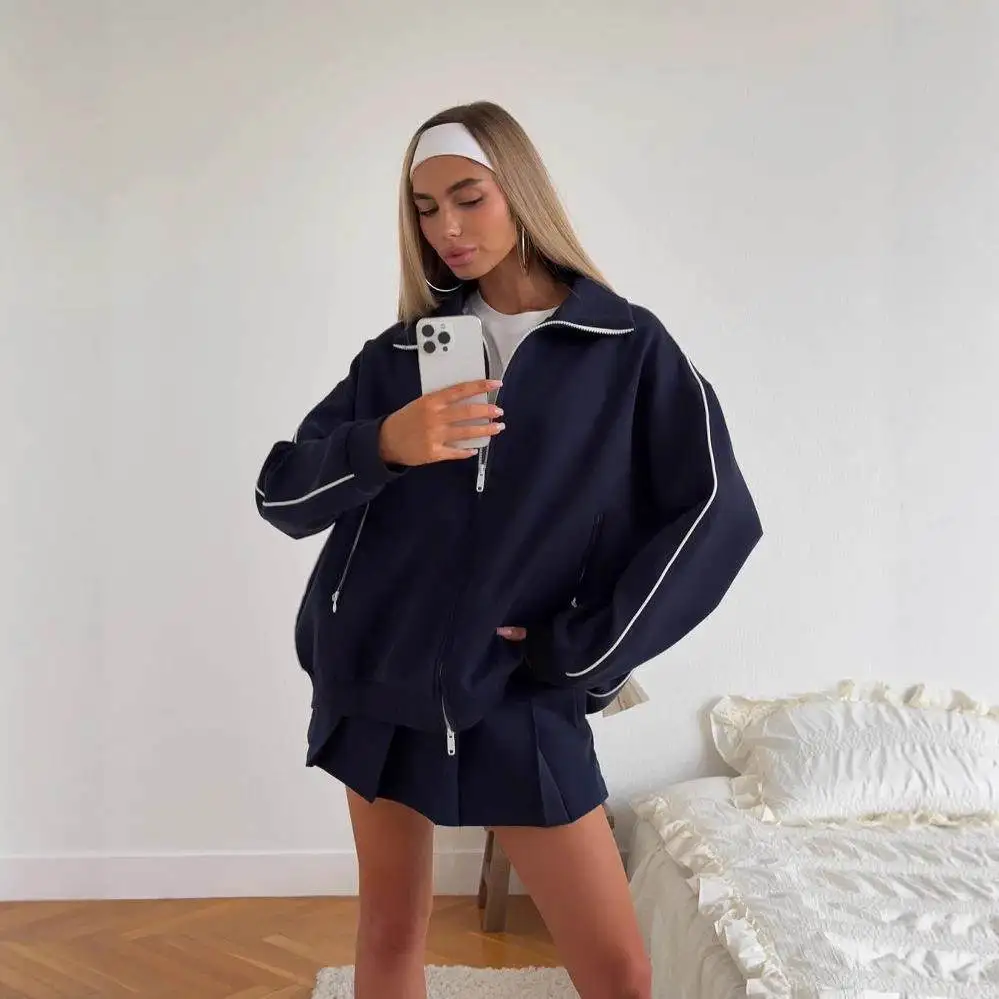 

Модный спортивный женский комплект из двух предметов: кардиган на молнии и короткая юбка, однотонный, с низкой талией, из ПВХ/ПУ, в уличном стиле