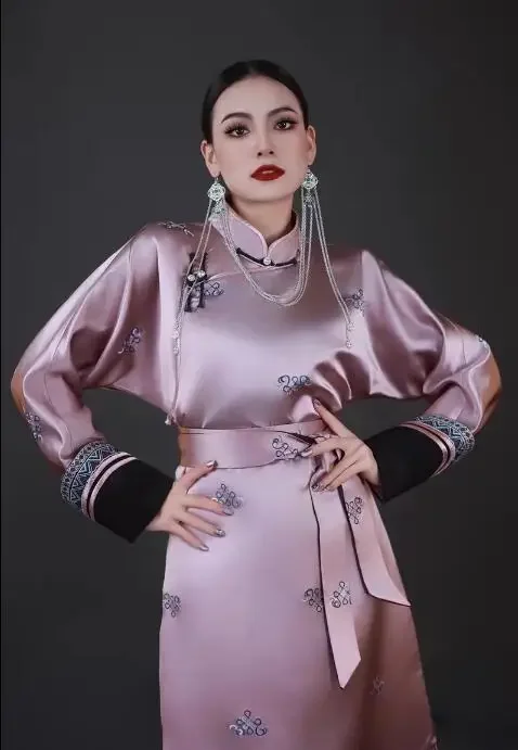 Vestido longo de cetim mongol chinês com mangas de ferradura e cintura para mulheres