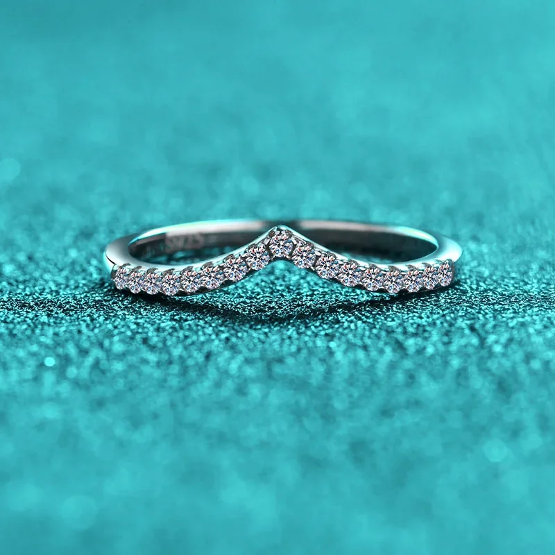 V-förmiger Moissanit-Ring aus 925er-Sterlingsilber für Damen, elegante Pavé-Fassung mit GRA-zertifiziertem Labordiamant-Antragszubehör