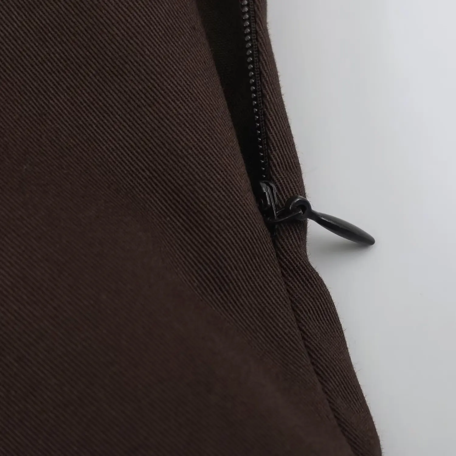 Sommerliches ärmelloses Rüschenkleid für Damen, V-Ausschnitt, hohe Taille, schicke Knopfverzierung, Mini-Kleid, lässiges Damenkleid für den Alltag. – Detail 14