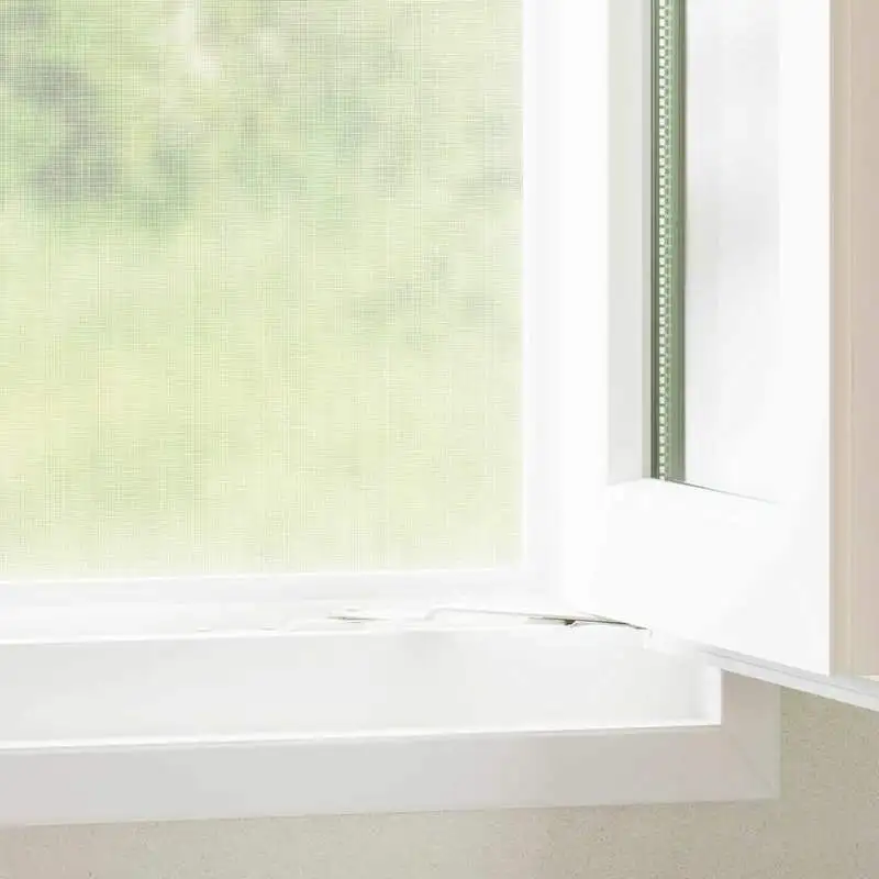 Moustiquaire blanche en fibre de verre 100x500 cm résistante aux intempéries, protège efficacement contre les insectes sur véranda et terrasse. Facile à couper et à nettoyer sans produits agressifs, livré seul pour une pose rapide et durable toute la saison chaude.