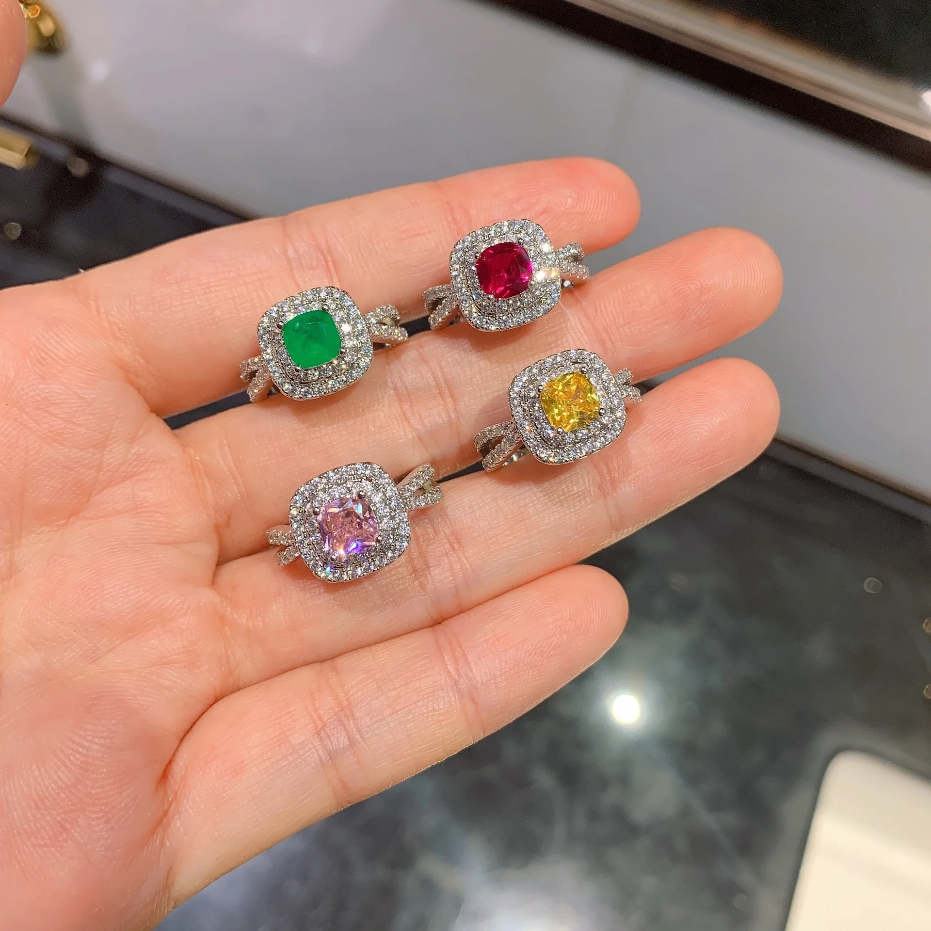 genuine Luxury brand real jewels Online live broadcast of Xiaoqing's new simulation color emerald red treasure yellow pink diamo