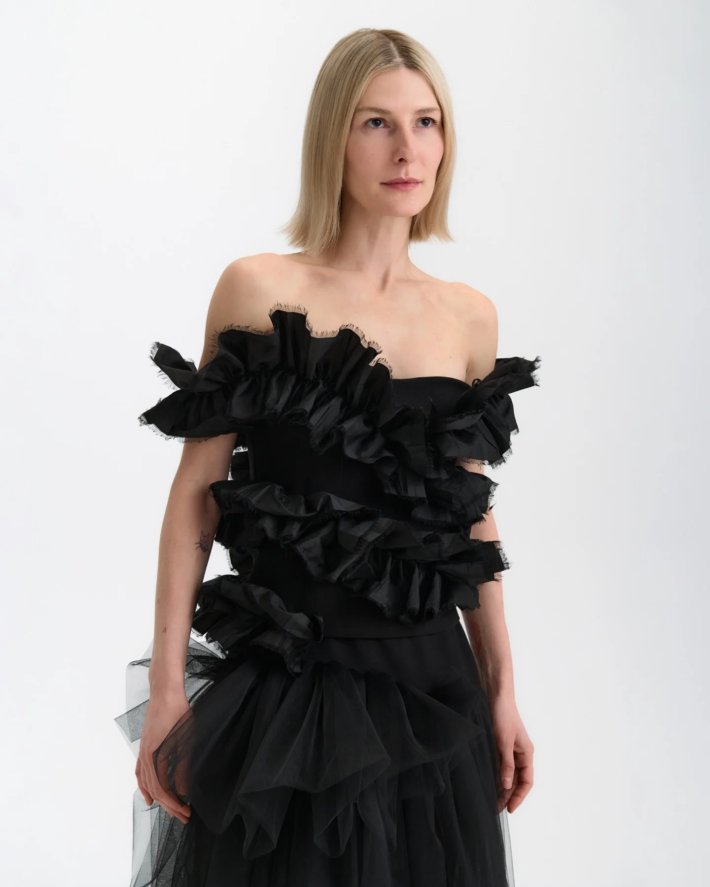 Elegancka czarna sukienka maxi z falbanami i odkrytymi ramionami – suknia wieczorowa w stylu boho chic, letni strój na imprezę, modny fason z bufkami, trend 2026