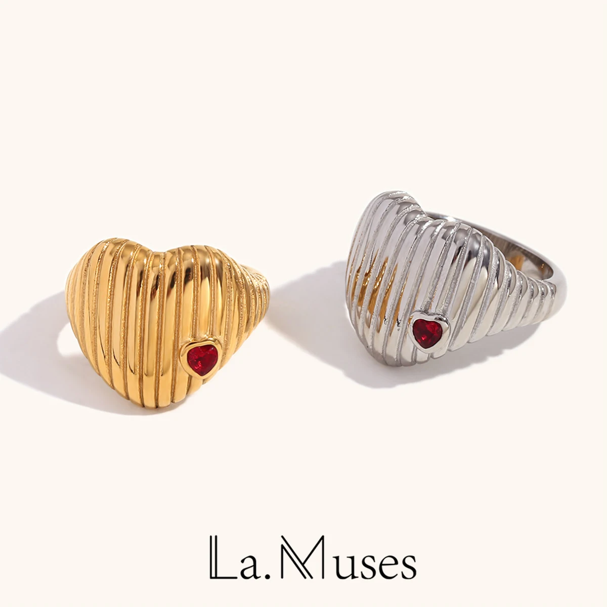 La.Muses ステンレス鋼ハートリング女性のためのゴールドテクスチャメタル 18 K メッキステートメントトレンディジュエリーバゲスプールファムギフト
