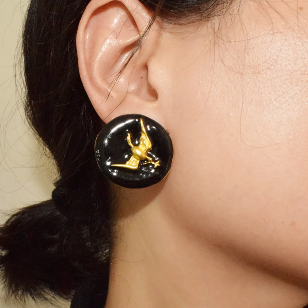 Einfache runde Ohrstecker aus schwarz-weißer Emaille mit goldenen Vögeln für Damen, Modeschmuck, trendiges Kollektionszubehör