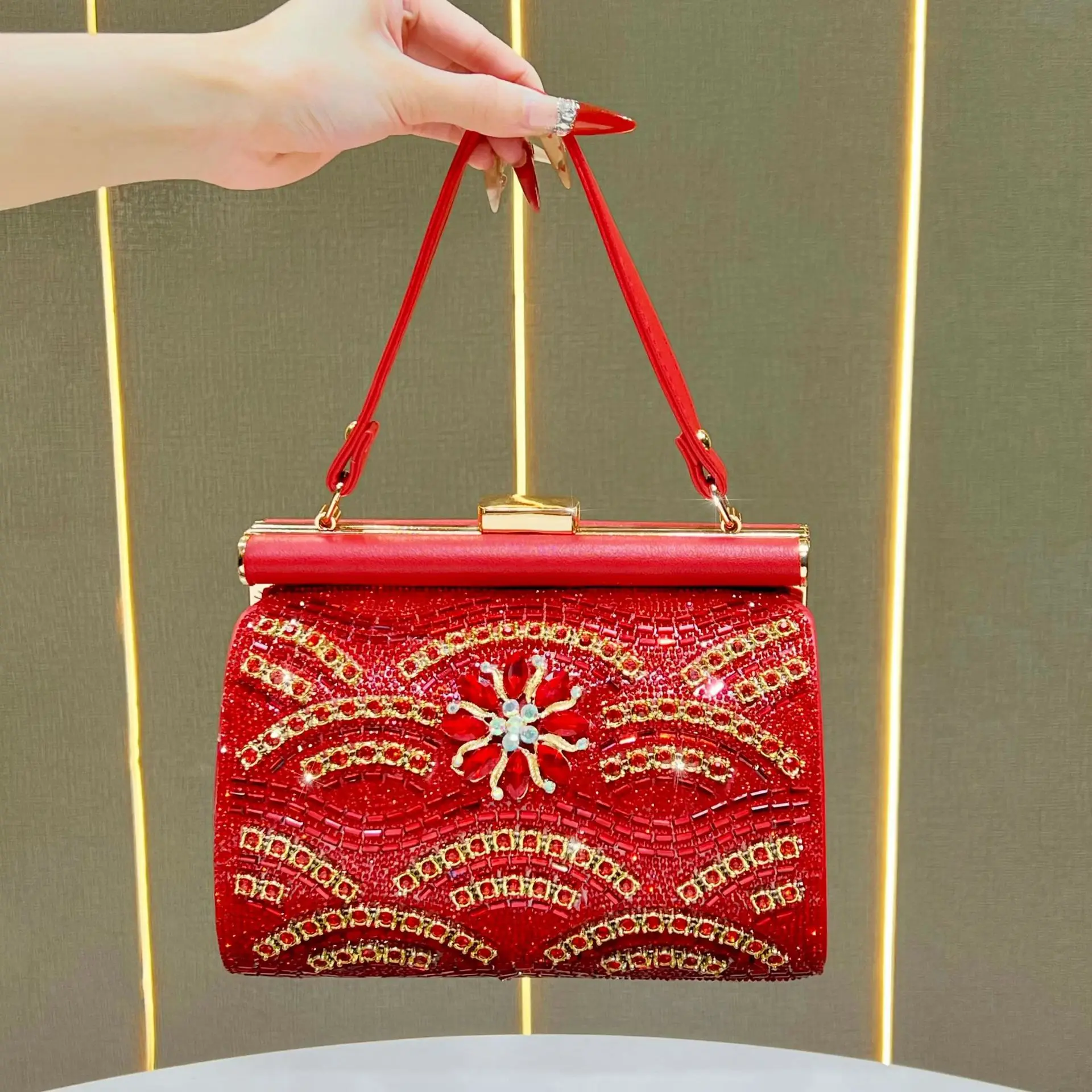 

New light luxury dinner bag, shiny diamond-encrusted handbag, shoulder messenger bag, high-end celebrity evening bag.