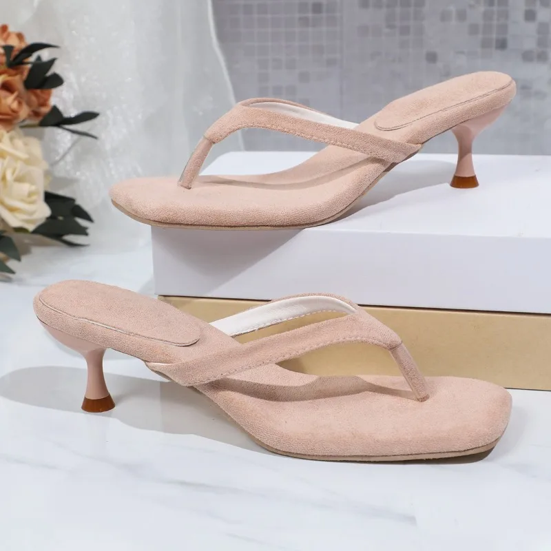 

Модные взрывные летние новые замшевые шлепанцы с квадратным носком и клипсами, нескользящие пляжные сандалии и тапочки