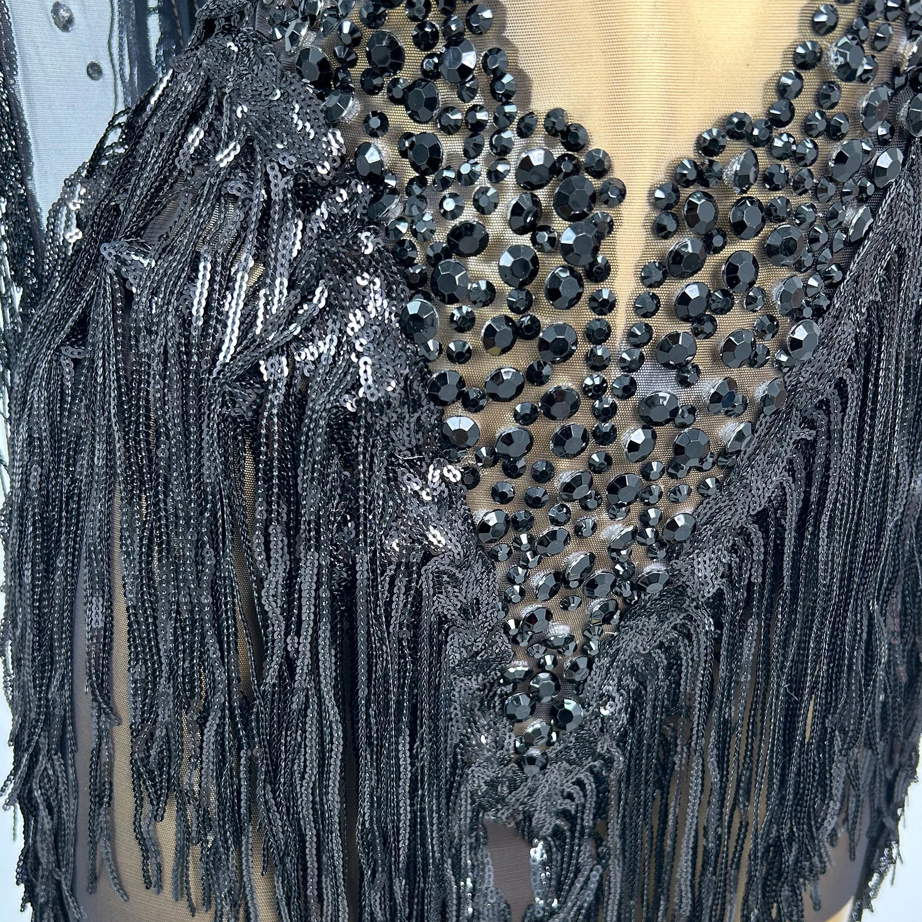 بدلة سوداء عرض أزياء فستان قصير سحب الملكة مرحلة الأداء ارتداء مثير سباركلي حجر الراين فستان طويل شرابة الزي حفلة Wuyu