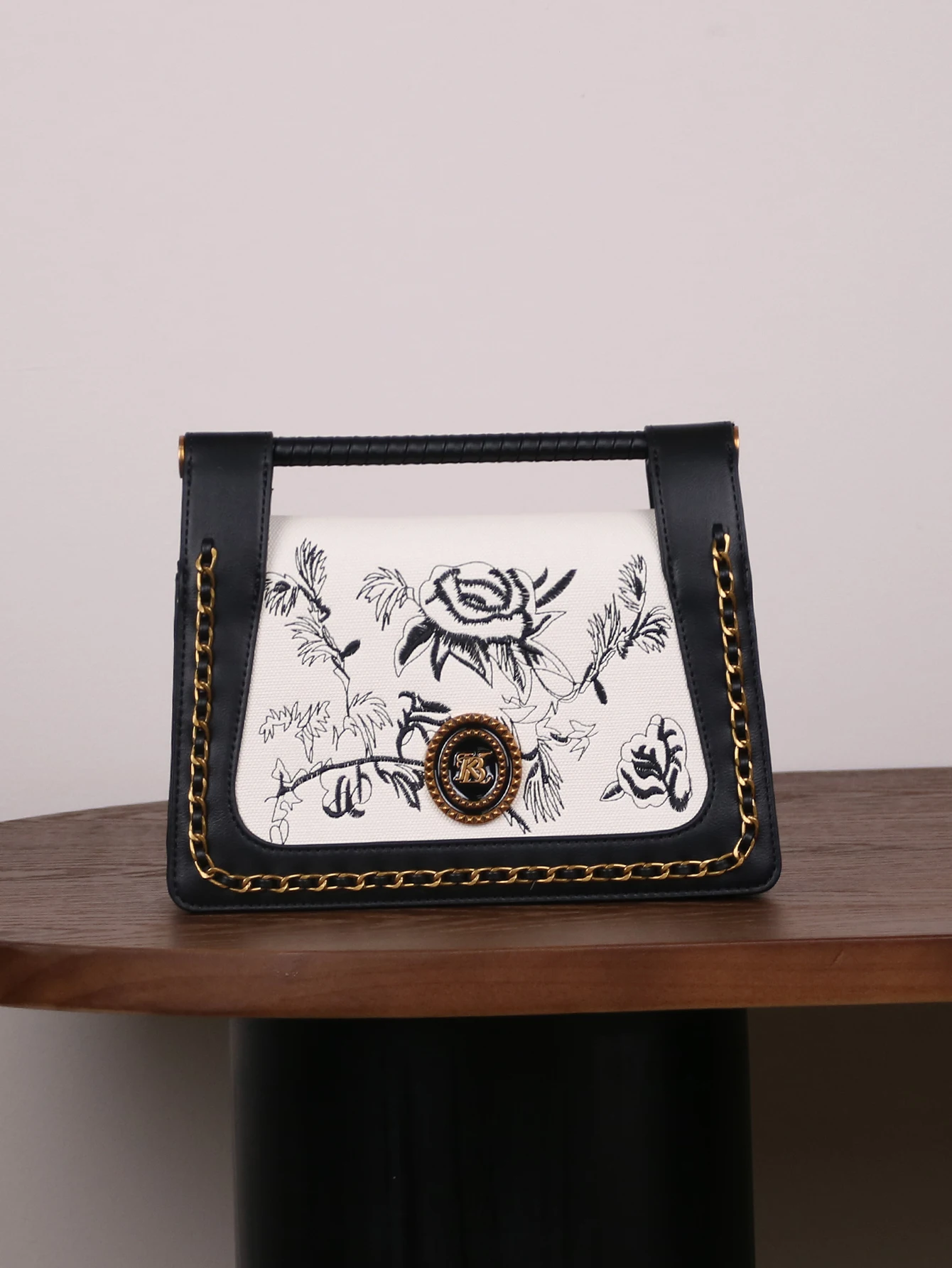 

Fashion luxury 2025 new high-grade retro Western style flip handbag heavy industry new Chinese style flip embroidery temperament