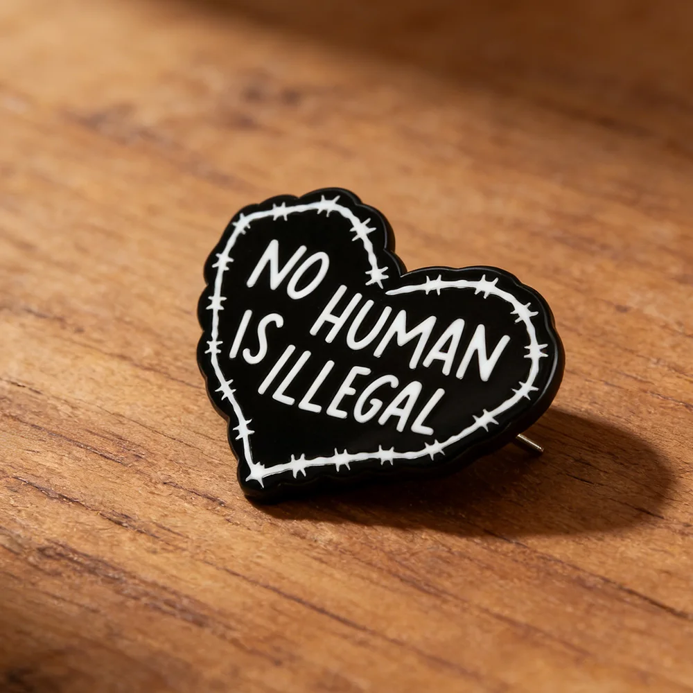 Kein Mensch Ist Illegal Emaille-Pin - Stacheldraht-Herz-Brosche für Einwanderungsrechtsaktivisten für Rucksäcke, Hüte, Sozialrechtsaktivisten – Detail 3