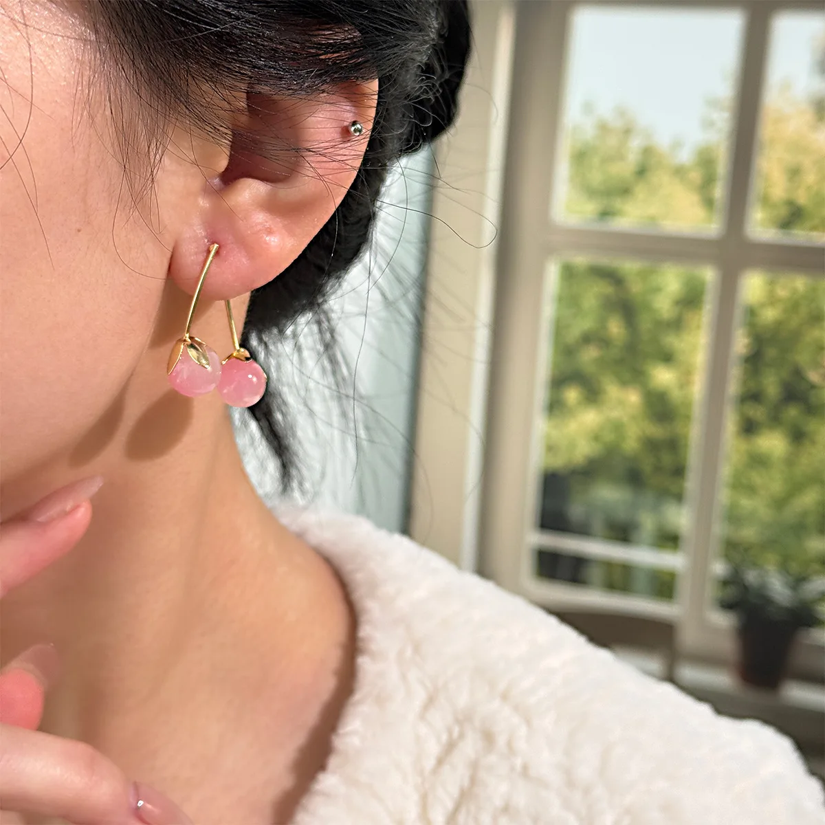 Pendientes colgantes de cereza cristal rosa - close-up view