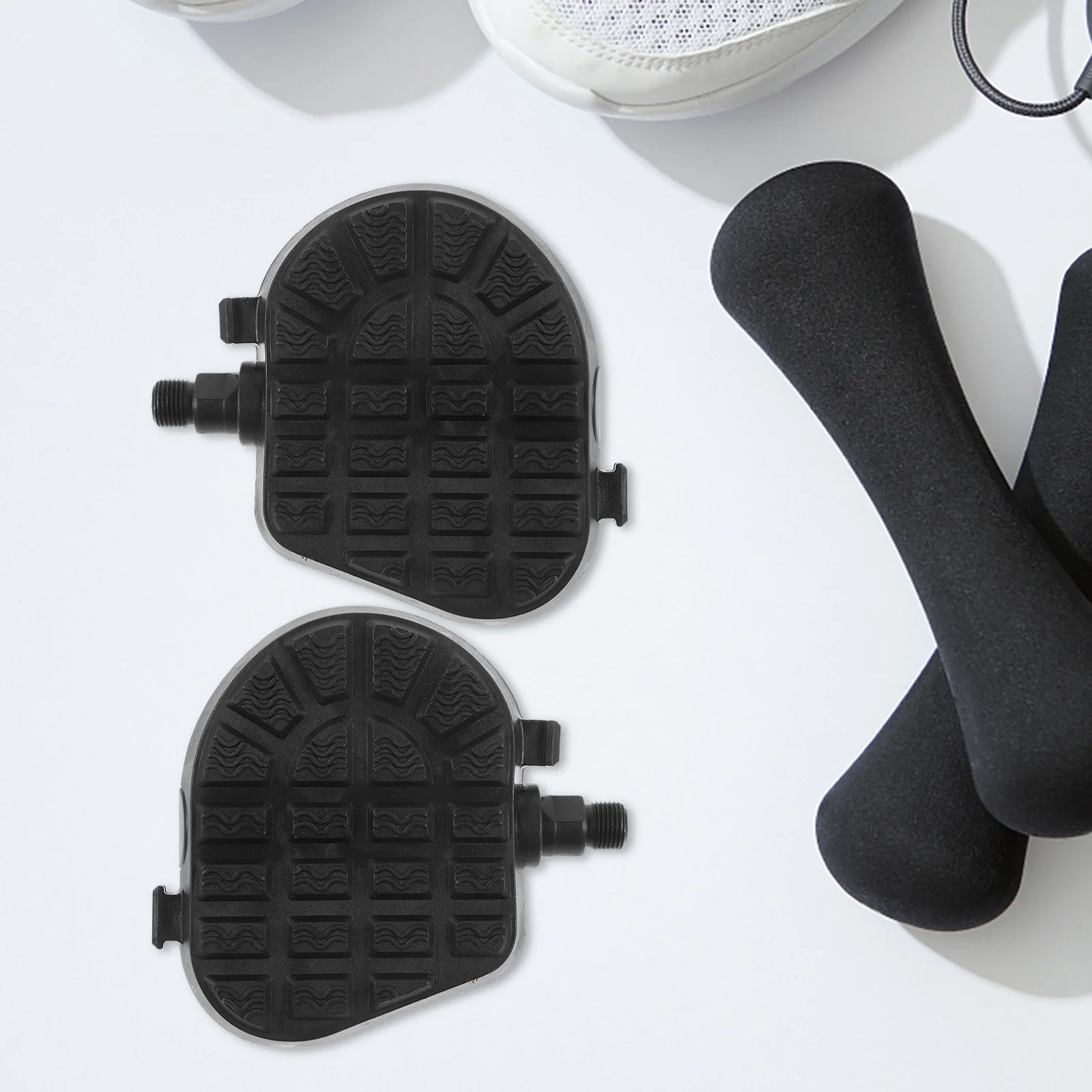 مجموعة واحدة من دواسات الدراجة البلاستيكية المضادة للانزلاق لممارسة اللياقة البدنية الداخلية وركوب الدراجات واستبدال ملحقات الدراجة
