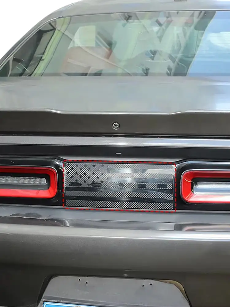 Naklejka winylowa z motywem amerykańskiej flagi na tylne światło, środkowa, do Dodge Challenger 2015-2026, czarna, PVC, włókno węglowe, akcesoria zewnętrzne. — 2