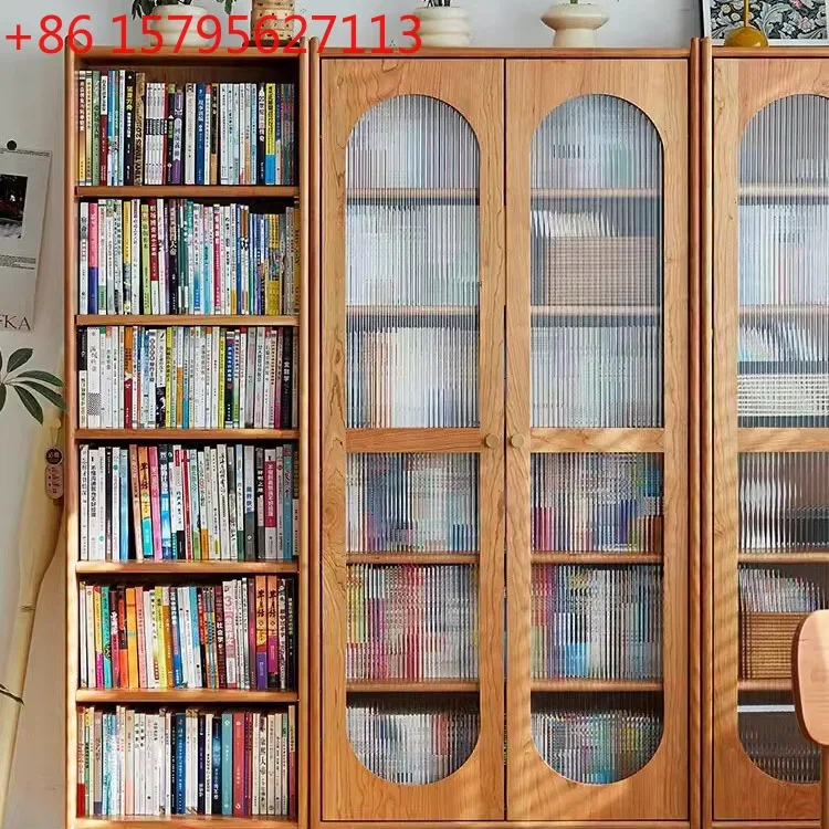 

Маленькая квартира с книжным шкафом-стеллажом, расположенным у стены, и простой напольной полкой для хранения.