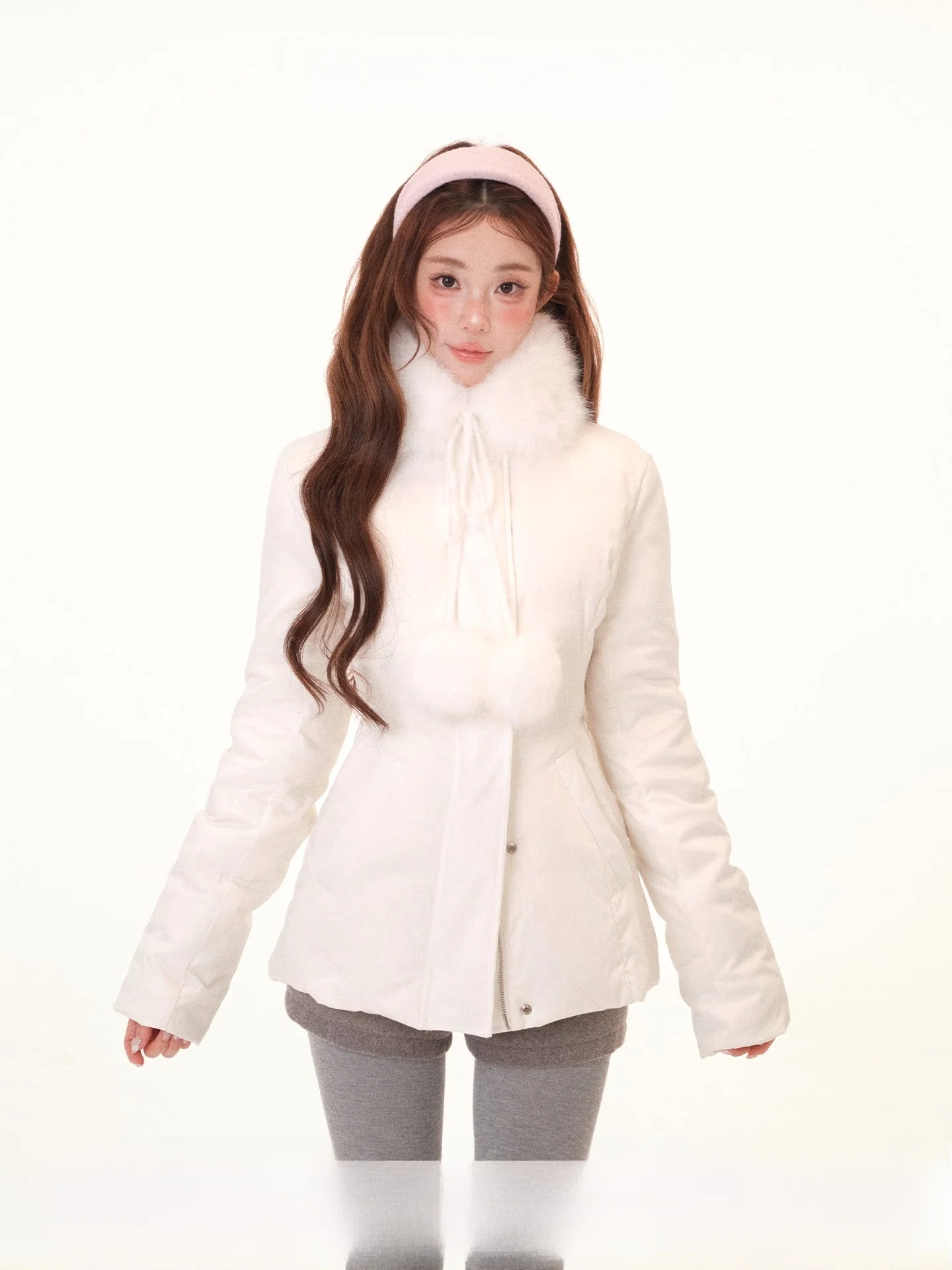 

Зимнее пальто Warm Island Snow Night 90 из белого пуха, средней длины, с поясом, воротником-стойкой и встроенными перчатками