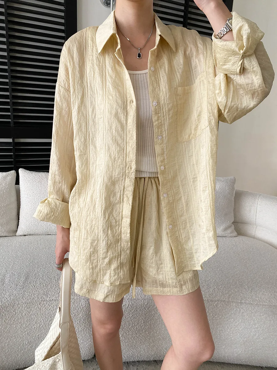 Sommerliches Damen-Set aus leichtem, atmungsaktivem, plissiertem Texturhemd und Shorts in unifarbenem Casual-Stil. – Detail 4