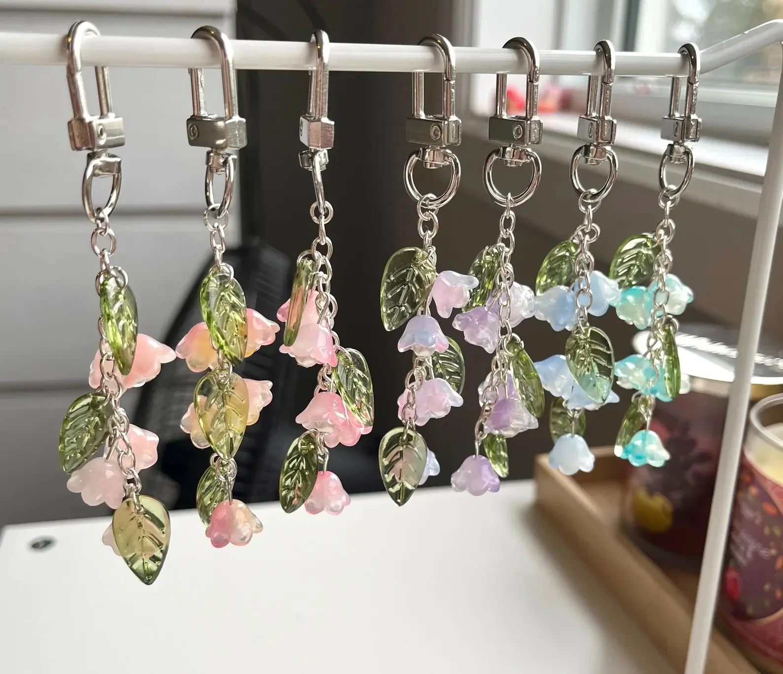 Llavero con diseño de lirio de los valles | Abalorios para Bolsos, Hechos a Mano | Flores, Estética, Lindas, Femeninas, Lirios del Valle | Regalos para Ella
