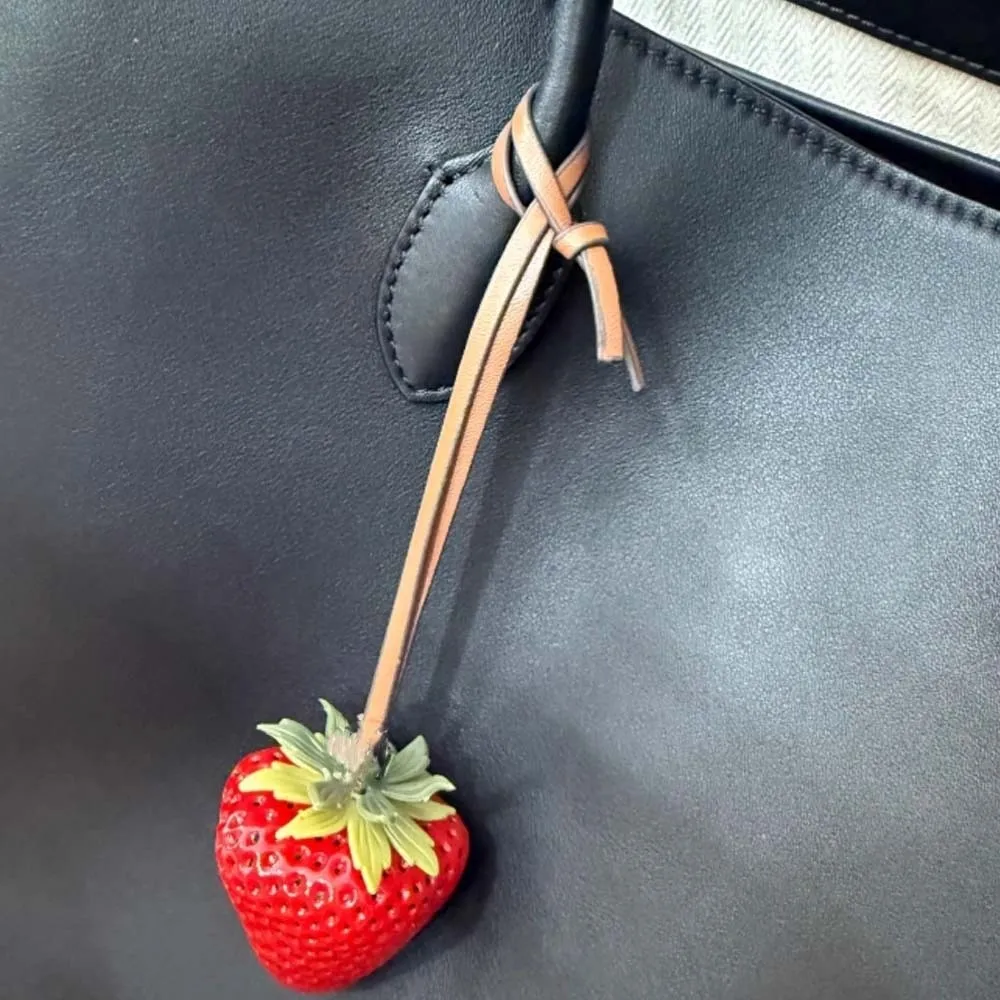 Брелок для ключей, водонепроницаемый брелок с клубникой, элегантный сплав, универсальная подвеска для сумки, яркий кулон ручной работы из красной смолы с фруктами, подарок