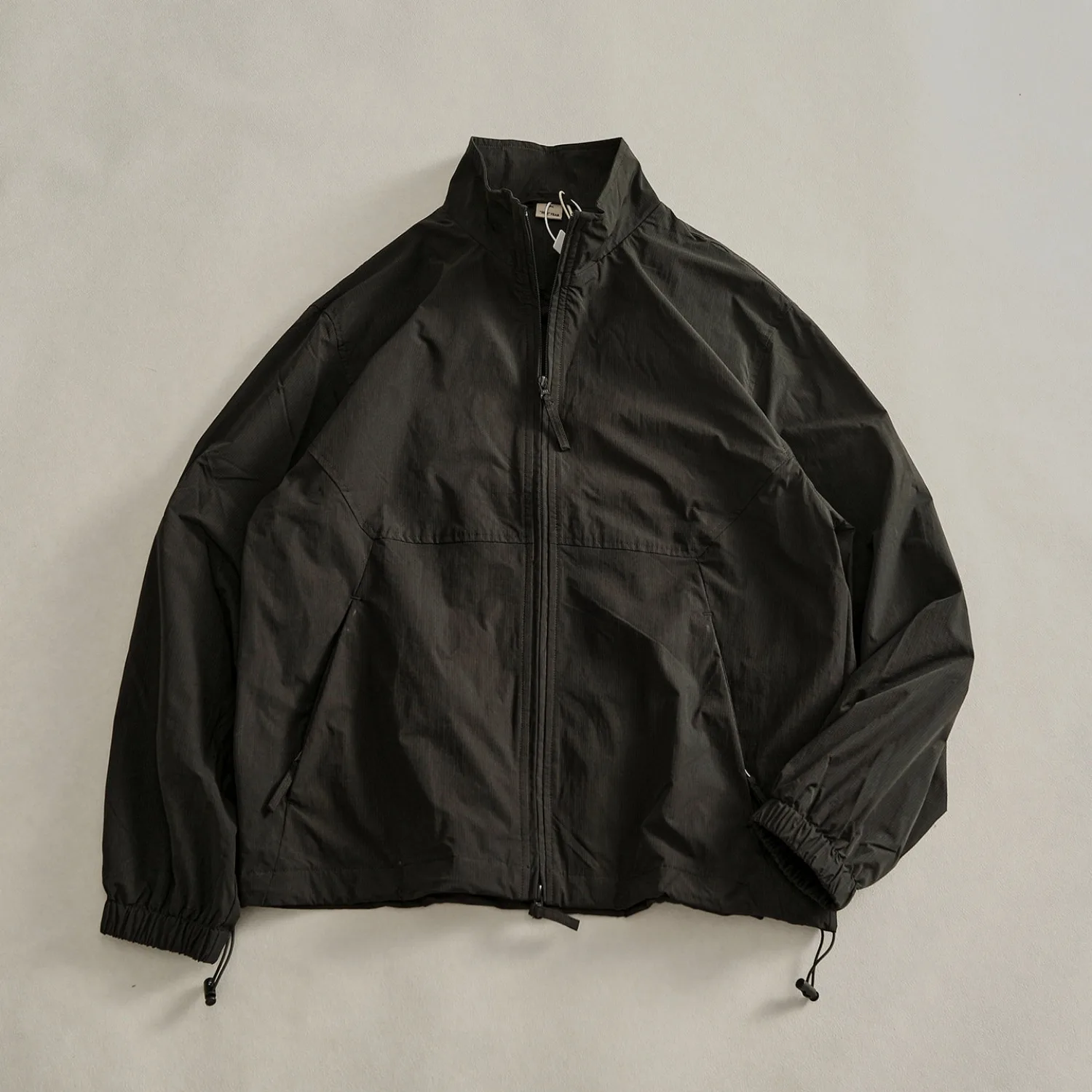 Men's Outdoor Stand Collar Jacket Textured Fabric Breathable Hem Drawstring Zipper Side Pockets Loose Functional Jacket