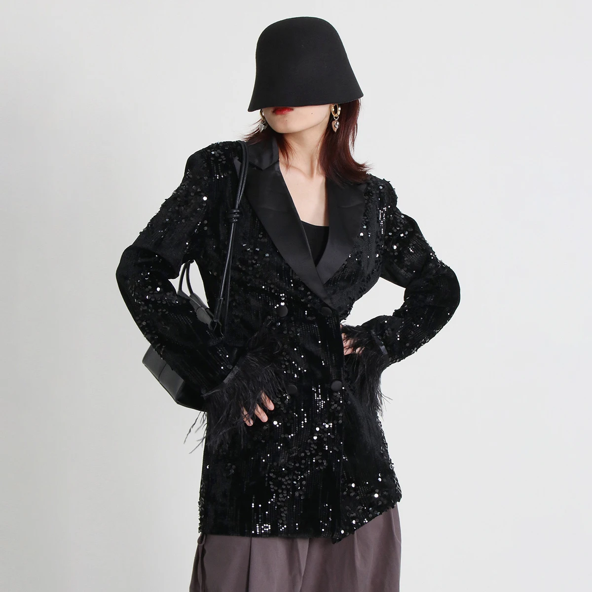 

Autumn New Design Sense Celebrity Light Luxury Suit Women's 2023V Neck Long Sleeve Sequin Black Feather Splice Suit Coat