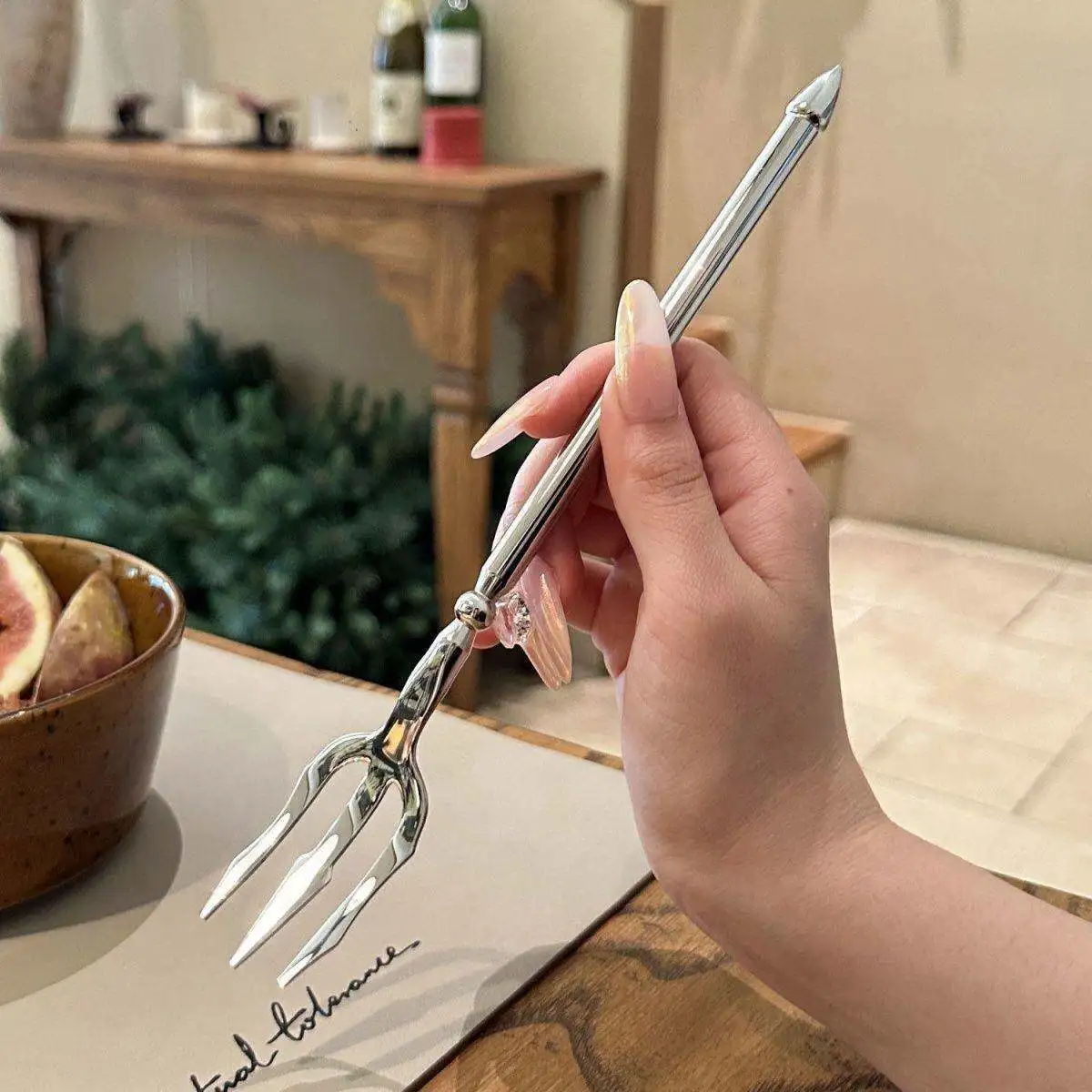 Garfo de Frutas Luxuoso em Aço Inoxidável, Estilo Ocidental, com Design Tridente de Rei do Mar de Alta Cor, Utensílio Elegant...