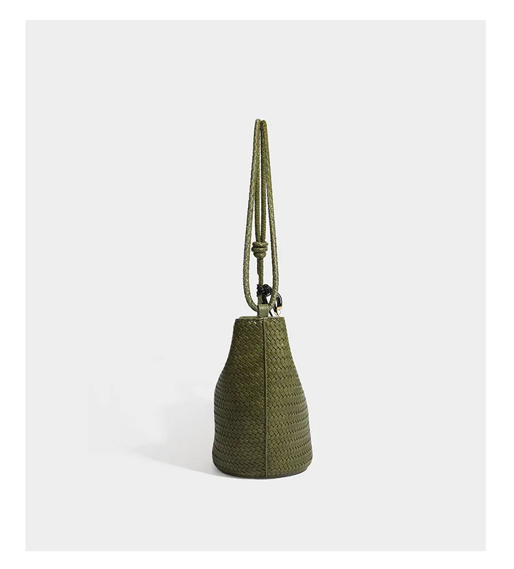 Fashion Vacation‑themed Woven Bucket Purse for Women, Textured Weave Surface, Decorative Tassel Charm, Removable Long Strap Large‑capacity Daily Women Bag