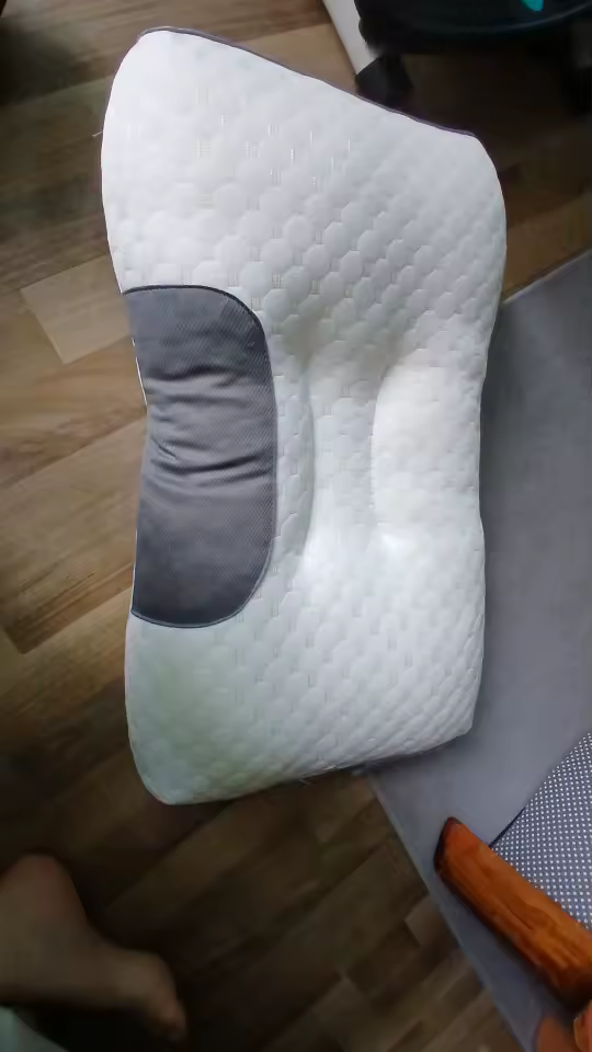 Almohada TheraComfort en cama minimalista - reseña 7