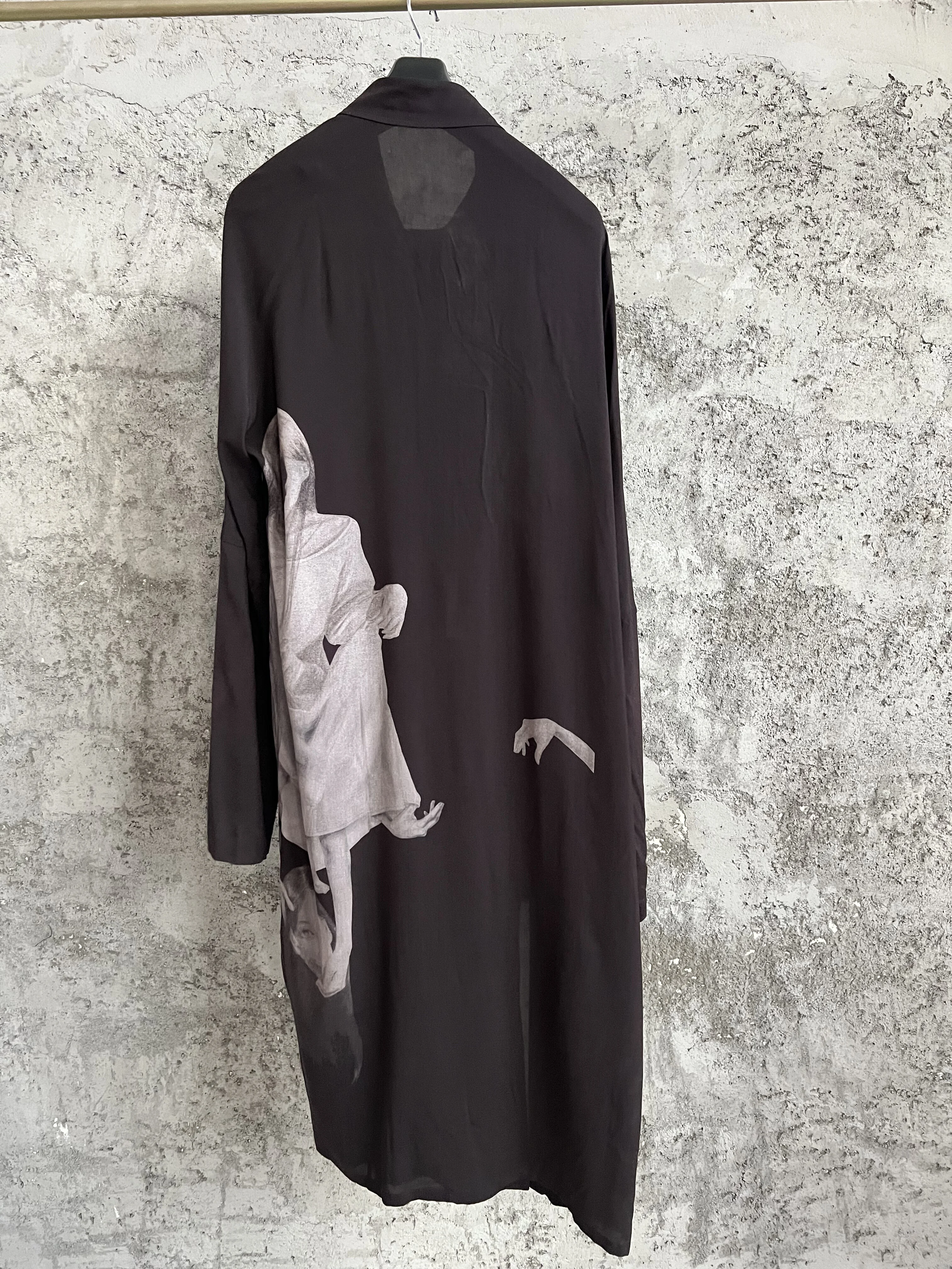 

TOP-YAMAMOTO's side fine-button blended coat is a mid-length trench coat from a niche designer brand