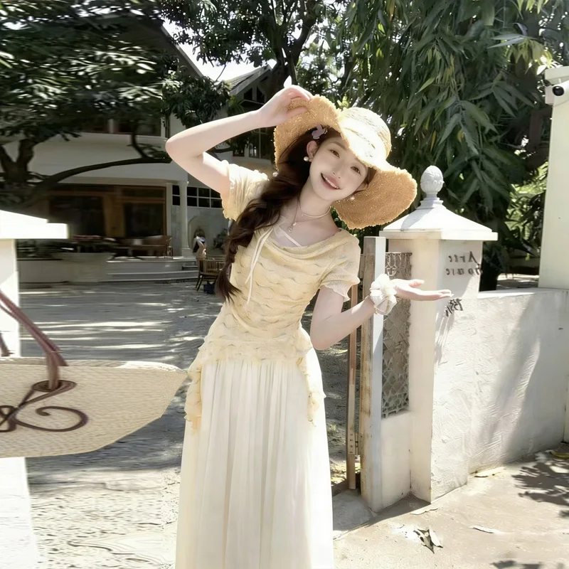 

Летний повседневный комплект: топ с асимметричным вырезом и юбка миди. Модный женский костюм свободного кроя.