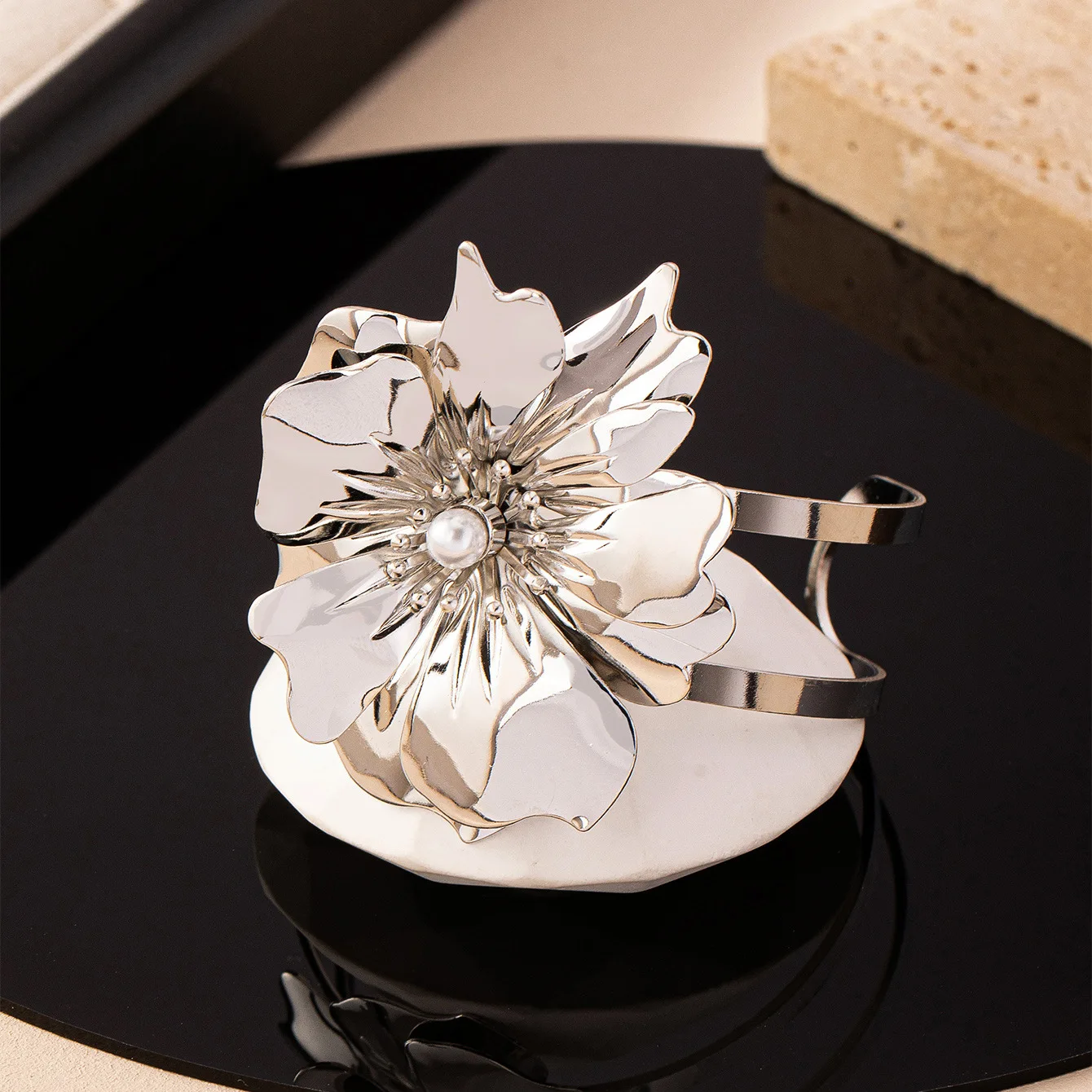 New Trendy Silver flower Inlaid Pearl Hollow Out Bracelet Bangles for Women  Retro Elegant Temperament Cuff Bracelet Jewelry