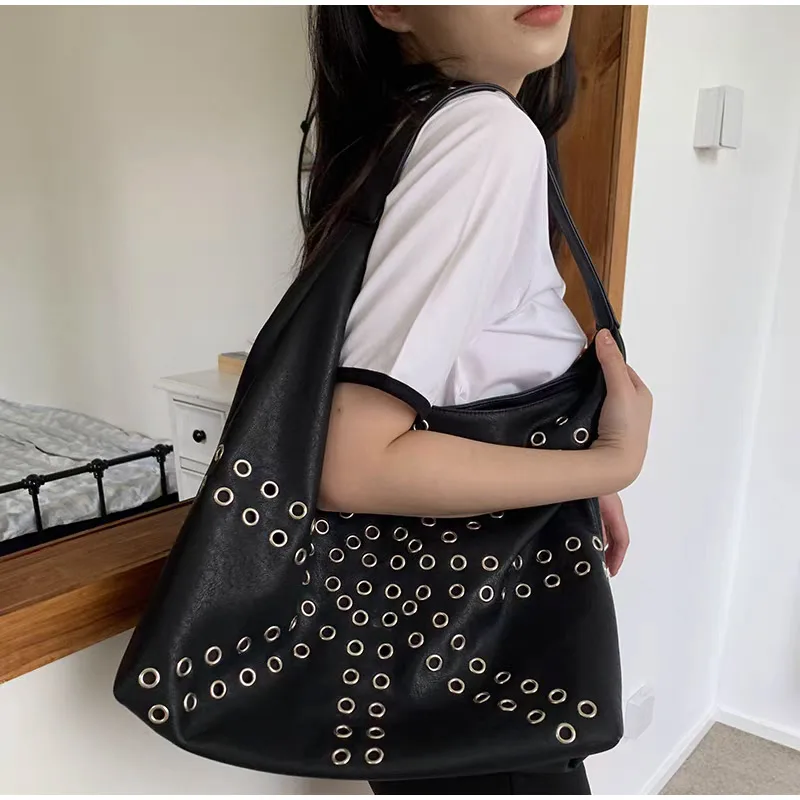 Hohle Metall-Nieten-Unterarm-Schultertasche, Punk-Edgy-Korn-Nieten-Damenhandtasche, Weiche PU-Vintage-Motorrad-Stil-Alltagstasche – Detail 14