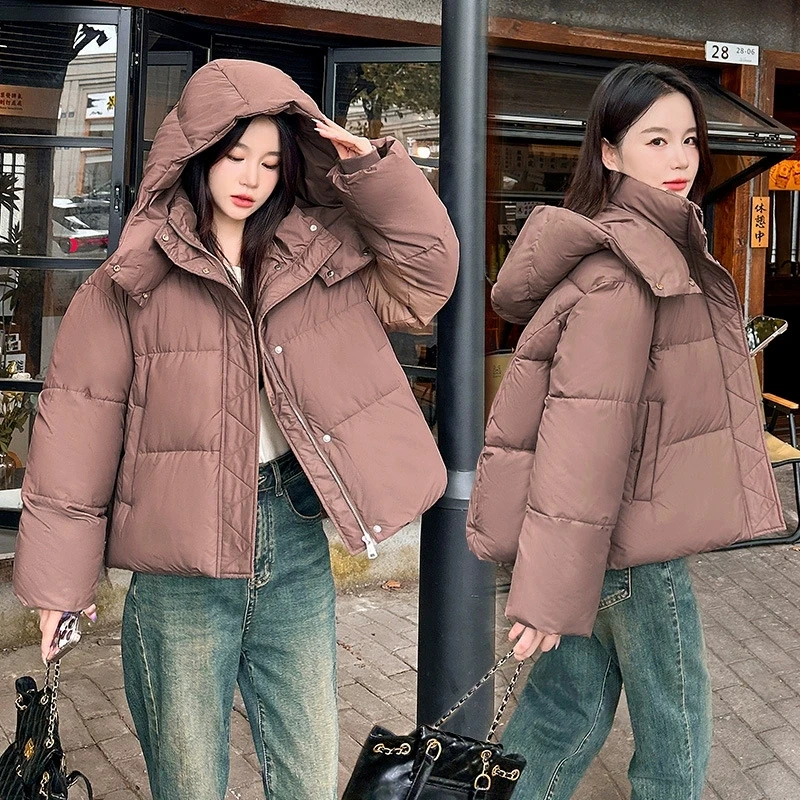 เสื้อแจ็คเก็ตฤดูหนาวผู้หญิงแบบใหม่ปี 2025 เสื้อโค้ทผ้าฝ้ายหนาอุ่นแบบสั้นสไตล์เกาหลี เสื้อพาร์ก้าไซส์ใหญ่หลวมๆ มีฮู้ดสำหรับฤดูหนาว เสื้อโค้ทพื้นฐาน