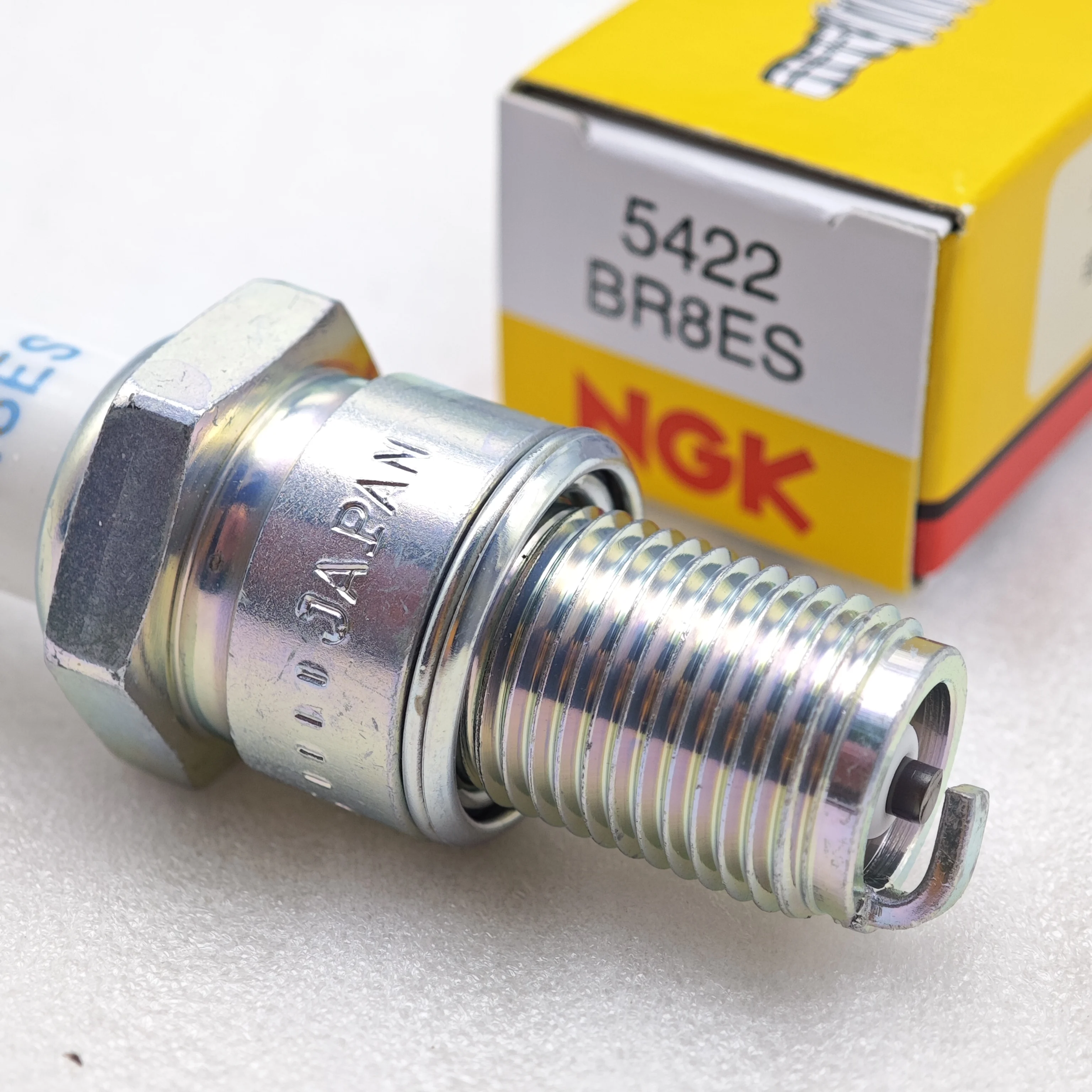 1pcs BR8ES 5422 NGK Spark Plug