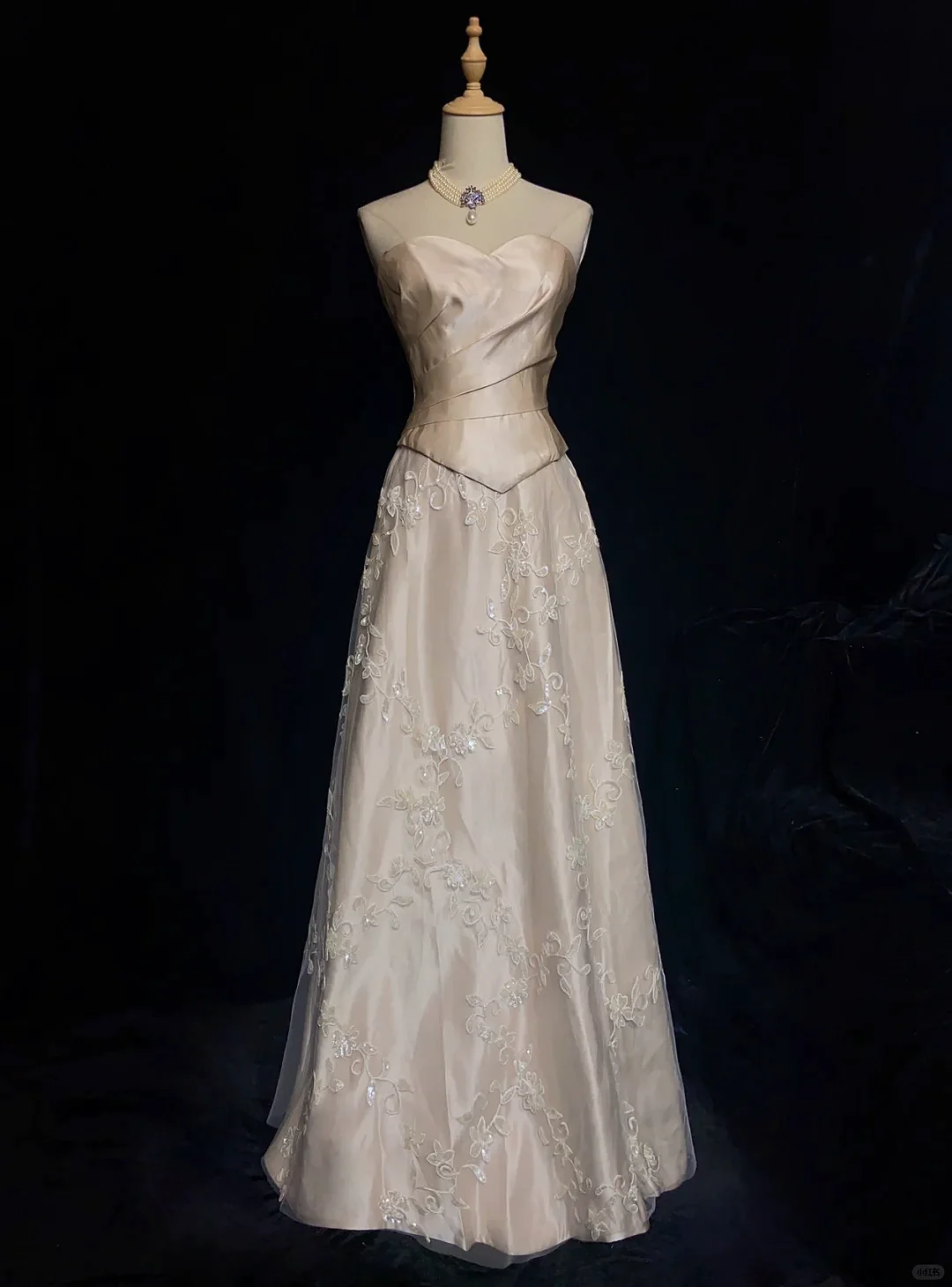 

Light Champagne Gold Prom Dresses Sweetheart Strapless A-Line Sleeveless Sequined Flower Print Lace Satin Celebrity Gown