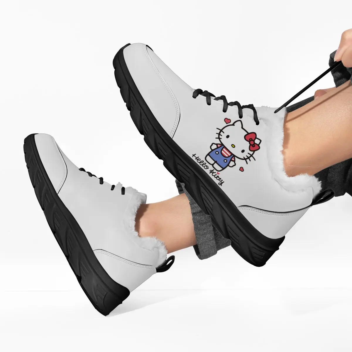 รองเท้าผ้าใบลำลองสีขาวบุขน Hello Kitty สำหรับผู้หญิง พื้นรองเท้านุ่มสบาย ใส่ในบ้านและนอกบ้านได้ เหมาะสำหรับฤดูหนาว รองเท้าแตะคู่รักสุดหรู